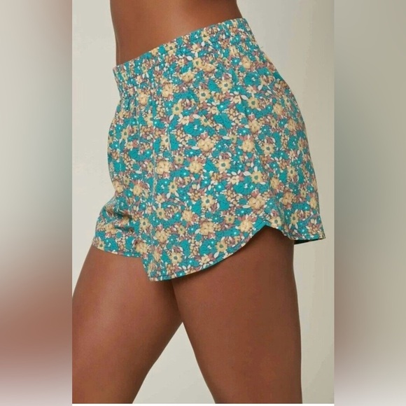 ⭐️ O’Neill Floral Print 2” Hybrid Shorts Size Small NWOT - Picture 1 of 8
